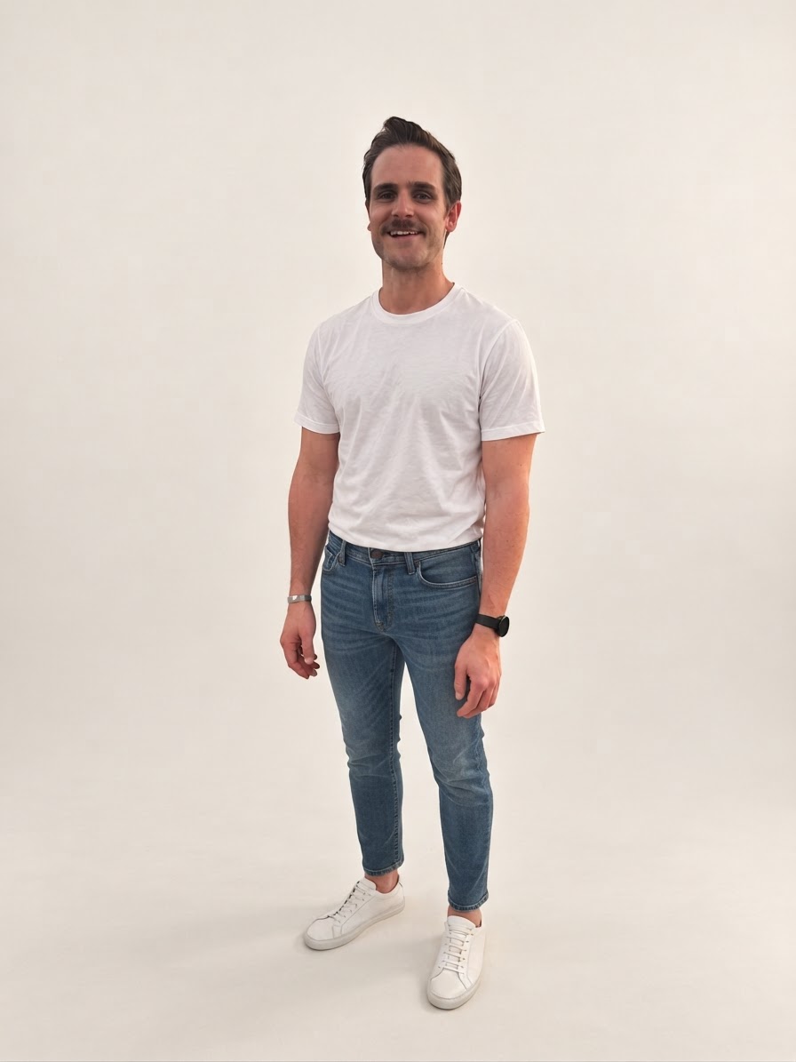 Slim ankle cut with minimal sneakers: it works, because the shoe is as narrow as the hem. (AI-generated)