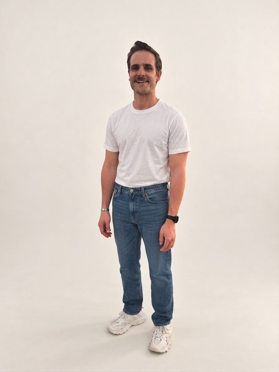 Straight cut with the same sneakers: the hem rests on the shoe and the proportions balance. (AI-generated)